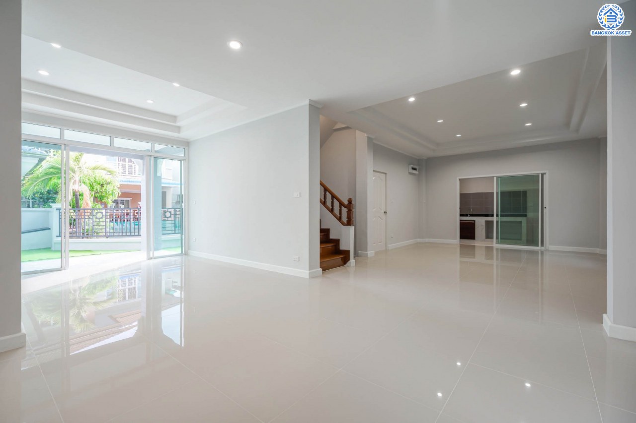 บ้านมือสองตกแต่งใหม่ ทำเลโซนเมือง! หลังมุม ม.ปัญฐิญา1 พระราม5 ตกแต่งดีไซน์ทันสมัย เนื้อที่ 55.5 ตร.ว. หลังใหญ่พร้อมอยู่ ฟังก์ชัน 3 ห้องนอน 3 ห้องน้ำ 2 ที่จอดรถ พร้อมเรือนรับรอง ทำเลศักยภาพ เชื่อมต่อถนนหลายสาย ใกล้รถไฟฟ้า "สถานีแยกติวานนท์"